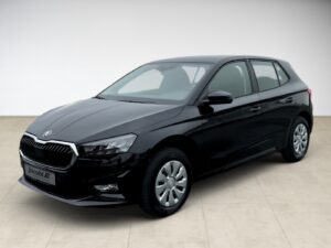Schwarzer Škoda Fabia, Vorderansicht, glänzend, moderner Hatchback auf hellen Fliesen.