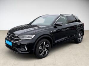 Schwarzer SUV, modern, mit abgerundeten Scheinwerfern, auf einem hellen Boden abgebildet.