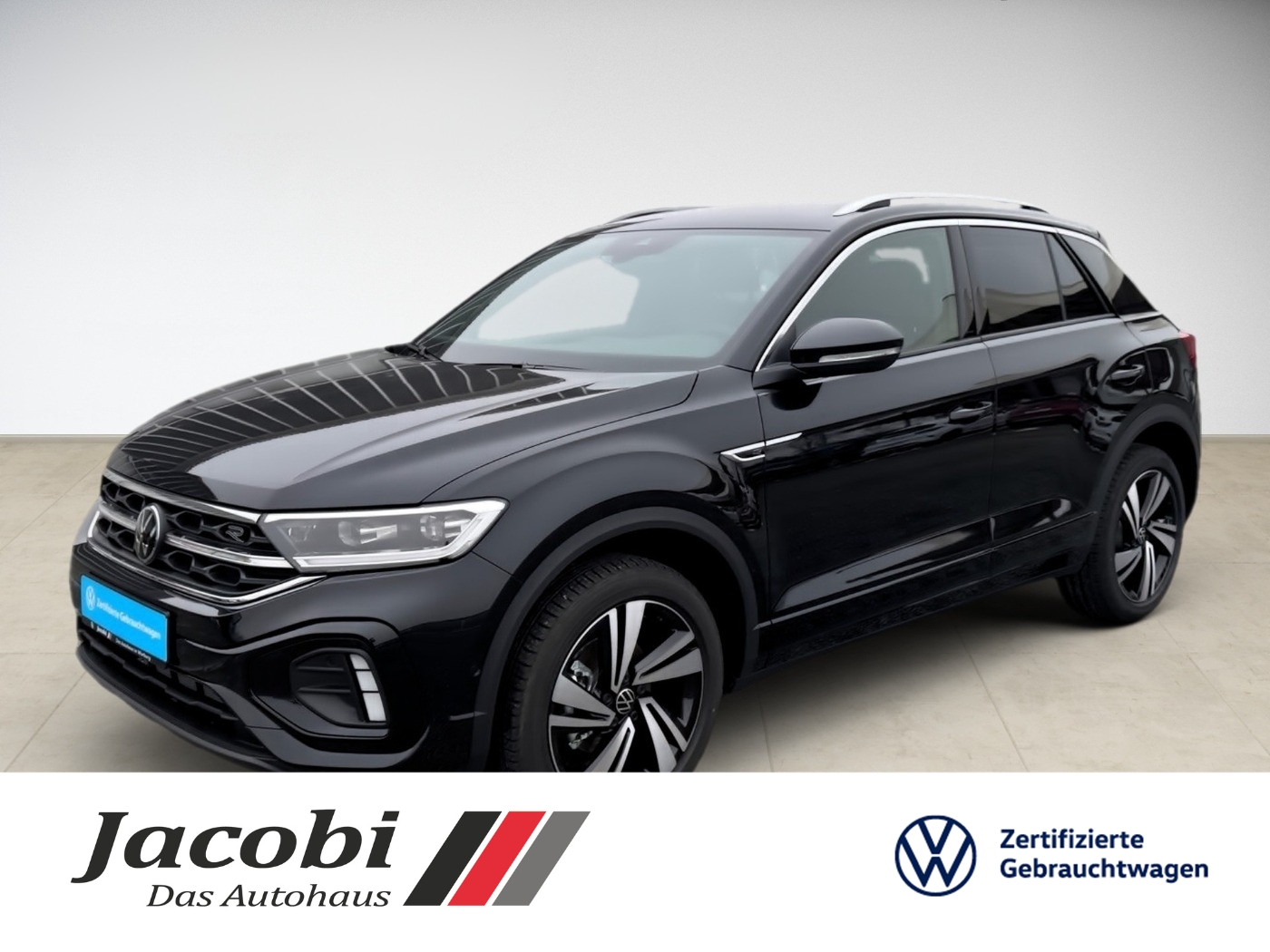 Schwarzes SUV von VW mit sportlichem Design, in einem hellen Ausstellungsraum fotografiert.