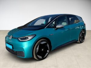 Ein türkisblauer Volkswagen ID.3 steht auf Fliesenboden in hellem Raum.