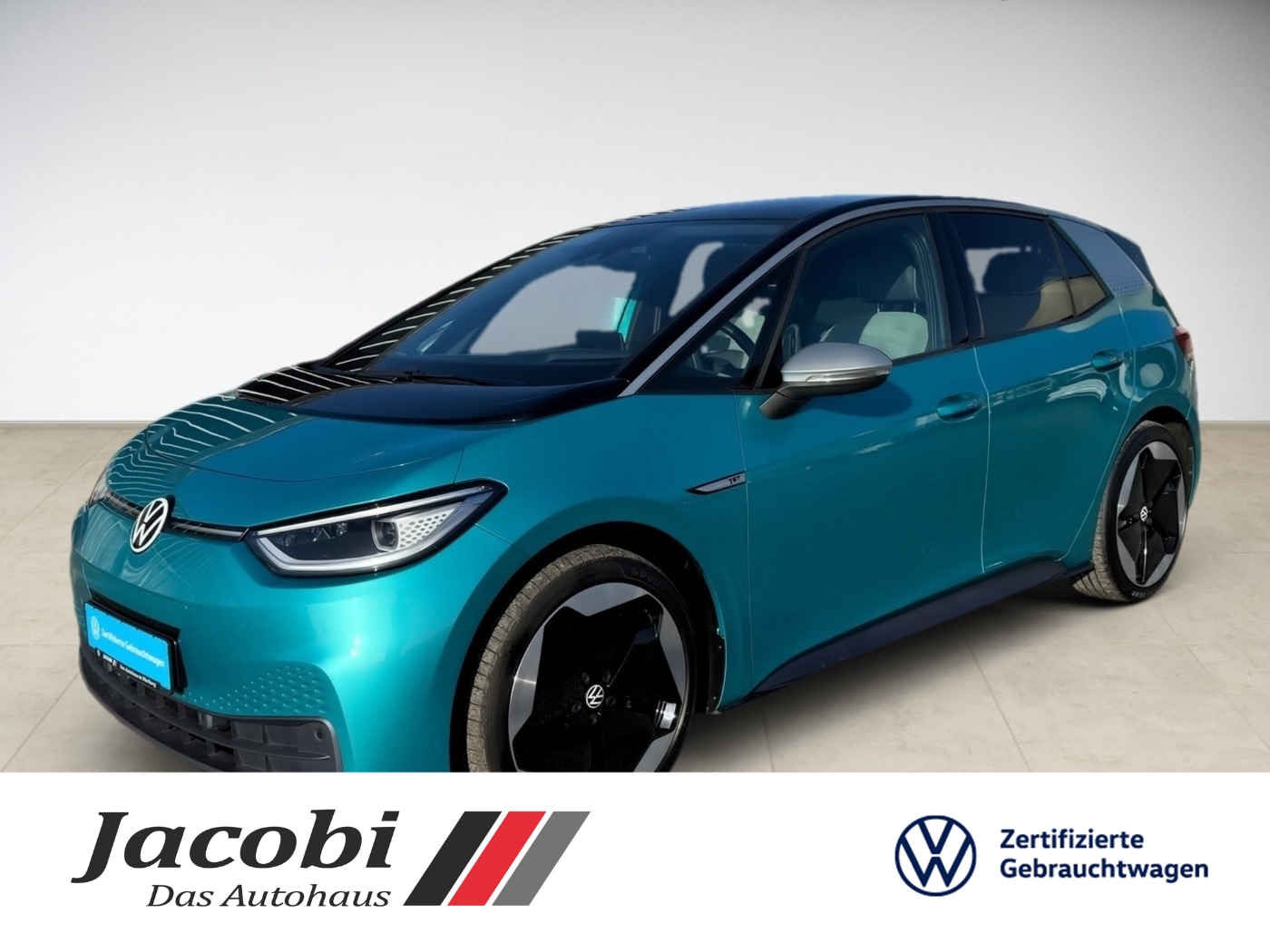 Ein türkisfarbener VW ID.3 mit schwarzen Akzenten, stehend auf einem hellen Boden.