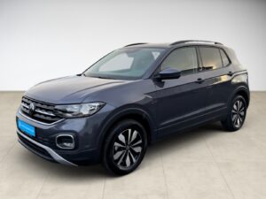 Graues SUV vor weißem Hintergrund, schwarzer Kühlergrill, stilvolle schwarze Felgen.