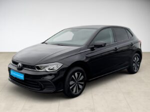 Schwarzer VW Polo, Front- und Seitenansicht, glänzende Oberfläche, moderne Scheinwerfer.