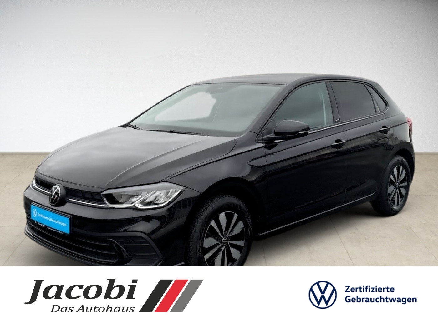 Schwarzer Volkswagen Golf, frontale Seitenansicht, glänzende Lackierung, helle Umgebung.