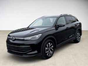 Schwarzer SUV auf hellem Boden, modernes Design, beleuchteter Kühlergrill, geschlossene Vorderseite.
