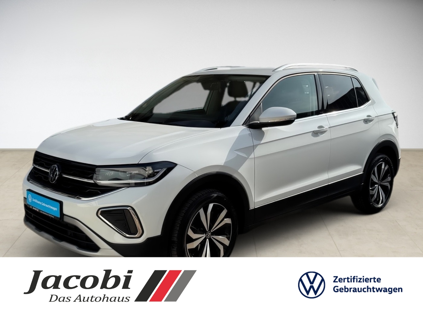 Ein silberner VW-SUV, schräg von vorn fotografiert, auf hellem Hintergrund. Firmenlogo unten links.
