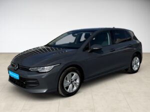 Ein grauer Volkswagen Golf auf einem beige gefliesten Boden, profitiert von innovativen Scheinwerfern.