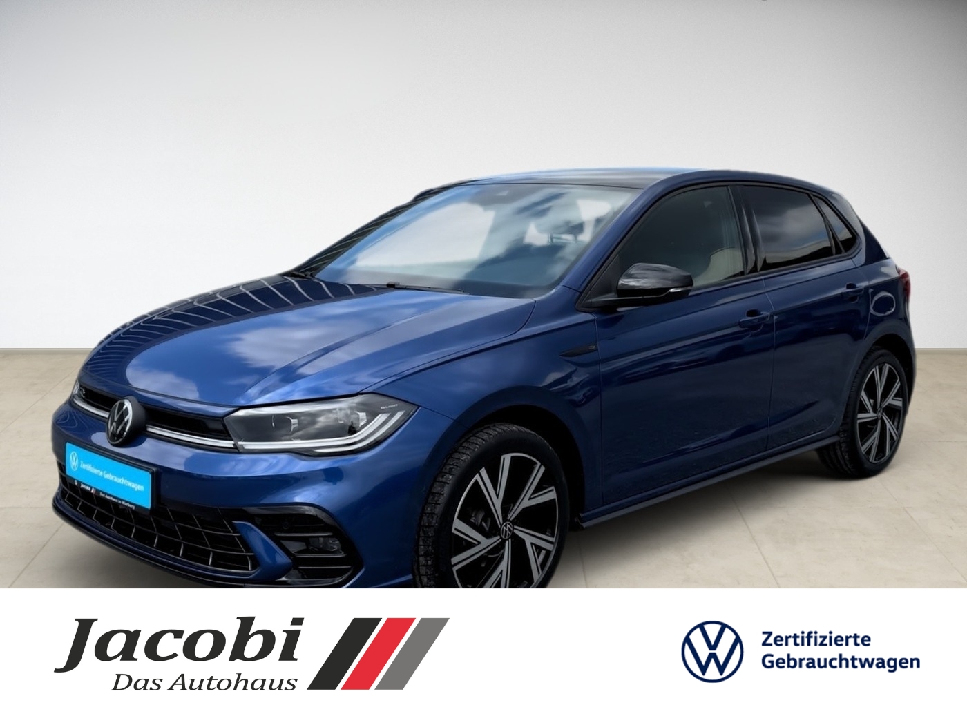 Auto, blaue Farbe, viertürig, sportliches Design, Schrägheck, schwarze Felgen, VW-Logo sichtbar.