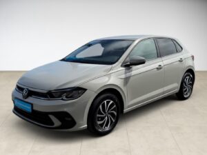 Silberner VW-Polo, Seitenansicht, scharfe Linien, schwarzer Kühlergrill, sportliches Design.