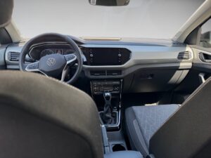Cockpitansicht eines Rücksitzes mit einem grauen Armaturenbrett und schwarzen Sitzen in einem Auto.