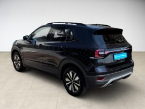 Schwarzes SUV, seitliche Rückansicht, moderne Merkmale, glänzend, helle Umgebung.