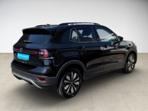 Schwarzer SUV von hinten, moderner Look, helle Umgebung.