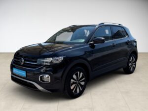 Schwarzer VW SUV mit glänzendem Lack und modernen Felgen vor neutralem Hintergrund.