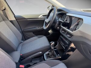 Innenraum eines modernen Autos mit grauen Sitzen und Armaturenbrett mit Touchscreen-Display.