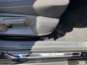 Autositz aus schwarzem Stoff mit Kunststoffgriff, "MOVE"-Schriftzug auf schwarzer Einstiegsleiste.