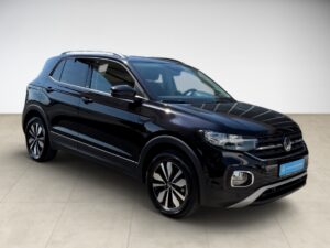 Schwarzer Volkswagen-SUV mit glänzendem Finish, steht in hellem Raum.