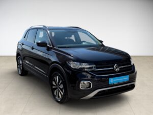Schwarzer SUV, VW-Marke, modernes Design, helle Felgen und ein markanter Kühlergrill.