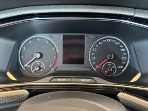Armaturenbrett eines Autos mit zwei Rundinstrumenten und digitalem Display.