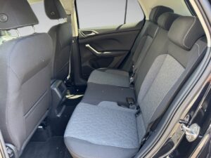 Innenraum eines Autos mit grauen Stoffpolstern, schwarzen Akzenten und modernen Armlehnen.