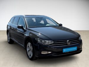 Schwarzer VW Passat Kombi, glänzend, steht auf hellem Boden mit leeren Rücksitzen.