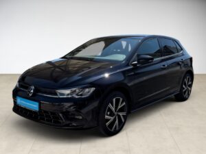 Dunkelblauer Volkswagen Golf, schräg von vorne, auf hellen Fliesen stehend.