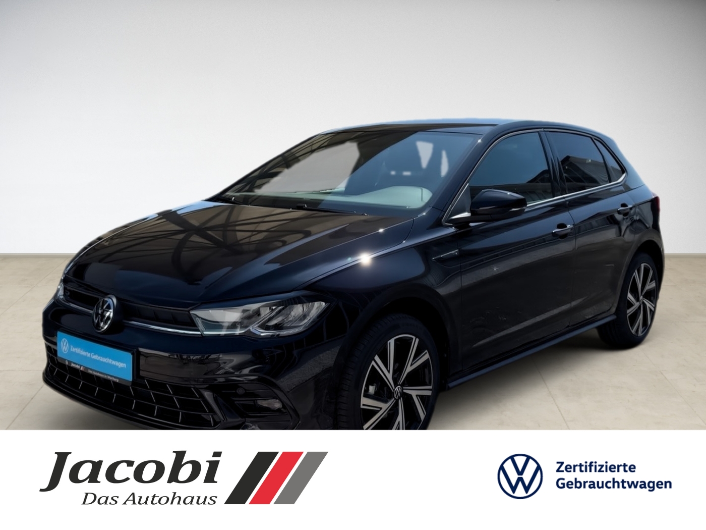 Schwarzer Volkswagen mit modernen Scheinwerfern, Logos unten, Fünf-Sterne-Alufelgen, Seitenansicht.