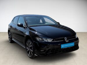 Schwarzer Volkswagen Golf mit sportlichen Akzenten, steht in einem hellen Raum.