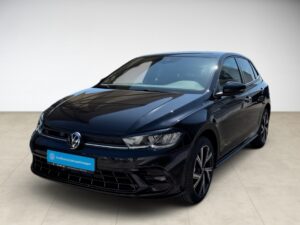 Schwarzer Volkswagen Golf steht auf beigem Boden vor weißer Wand, moderner Stil.