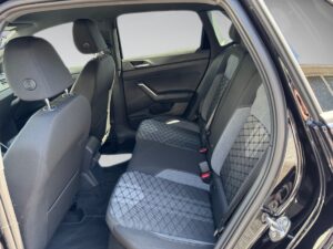 Ein neues, leeres Auto mit schwarzem Stoffinterieur und gemusterten Sitzbezügen.
