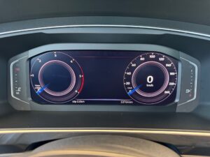 Digitales Armaturenbrett eines Autos mit Tachometer und Drehzahlmesser, Geschwindigkeit: 0 km/h.