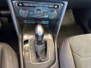 Automatikgetriebe in neutralem Auto-Innenraum mit Klimablende und interessanten Wählhebel-Details.