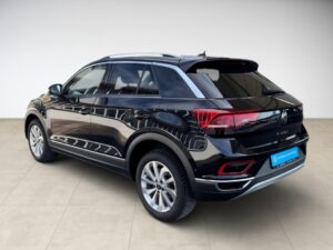 Schwarzes SUV, Seitenansicht. Roter Streifen an Rückleuchten, moderner Look.
