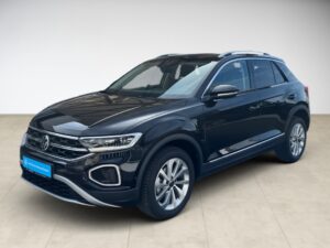 Schwarzer SUV von Volkswagen, markantes Design, hellgraues Interieur, auf hellem Boden stehend.