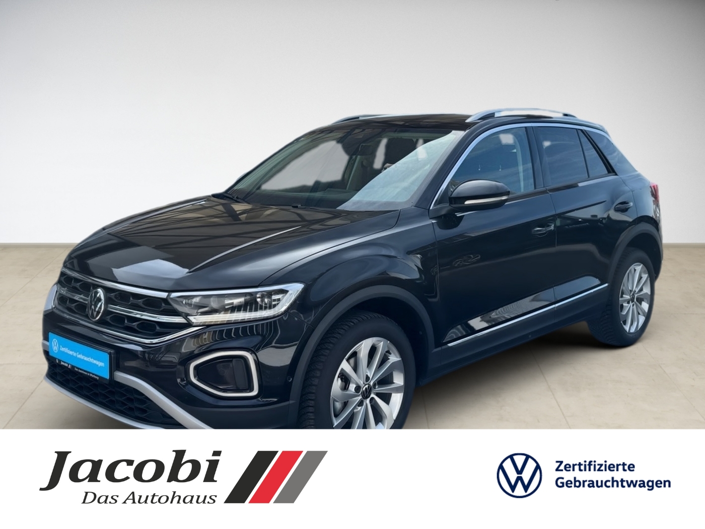 Schwarzer Volkswagen-SUV, seitliche Ansicht, auf beiger Fläche, Autohändler-Logo unten.