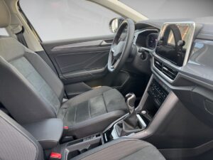 Innenraum eines modernen Autos, graue Polster, Touchscreen-Display, Schaltgetriebe.