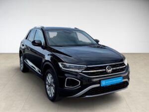Schwarzer SUV auf hellem Boden, Vorderansicht, modernes Design, markante Frontpartie, VW-Logo.