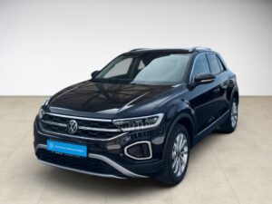 Schwarzer SUV von vorne in hellem Raum, Volkswagen-Logo, glänzend, modernes Design.