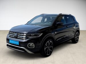 Schwarzer SUV mit glänzenden Felgen, silberne Details und helle Scheinwerfer, auf hellem Boden.
