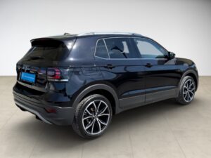 Schwarzer SUV mit glänzender Lackierung, seitliche und hintere Ansicht auf hellbraunem Boden.