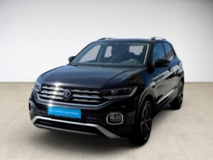Ein schwarzes Auto, moderner SUV, mit glänzender Karosserie in einer hellen Umgebung.
