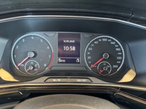 Anzeige eines Fahrzeug-Armaturenbretts mit Tacho, Kilometerzähler und Uhrzeit in einer Kompaktklasse.