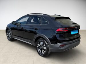 Schwarzes Auto von hinten mit geschlossenen Fenstern, glänzendem Lack und hellem Fußboden.