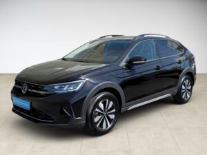 Schwarzes SUV Auto im Showroom, moderne Scheinwerfer, glänzende Karosserie, hellgrauer Boden.
