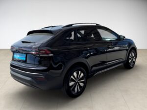 Schwarzes, modernes Auto von der Rückseite; elegantes Design; glatte, glänzende Oberfläche.
