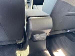 Rückseite eines Autositzes mit zwei USB-Anschlüssen, schwarzer Stoff, moderner Innenraum.