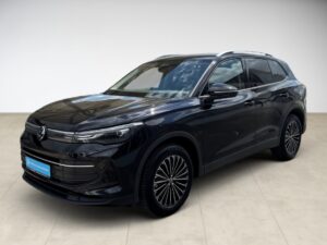 Schwarzer SUV mit glänzendem Lack, futuristische Scheinwerfer, elegantes Design, keine Personen sichtbar.