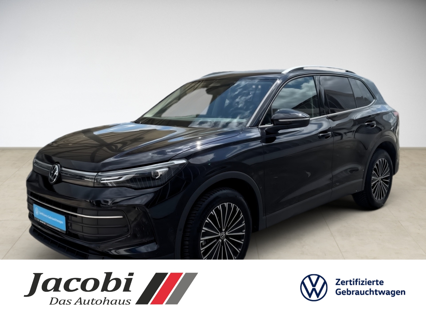 Ein schwarzer VW SUV in einem Ausstellungsraum mit Logo "Jacobi" und "Zertifizierte Gebrauchtwagen".