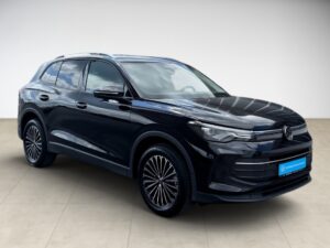 Schwarzer SUV mit glänzendem Lack, eleganten Linien und auffälligen Felgen, Seitenansicht.