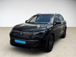 Schwarzer VW-SUV, frontal fotografiert, moderne Form, auf neutralem Hintergrund, keine Personen sichtbar.