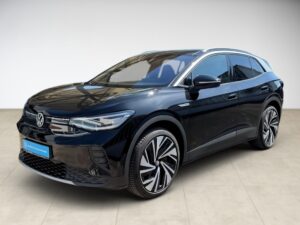 Schwarzer Volkswagen-SUV auf hellen Fliesen, glänzend mit modernen Linien.